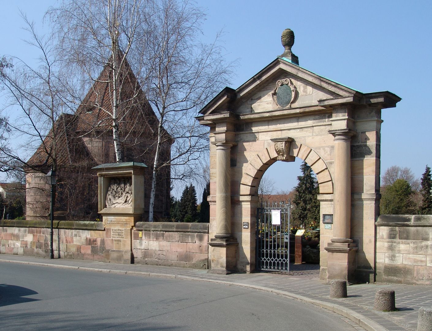 7. Kreuzwegstation Standortsituation: neben dem Osteingang auf den Johannisfriedhof. Links die Holzschuherkapelle, in der sich die Grablegung befindet.