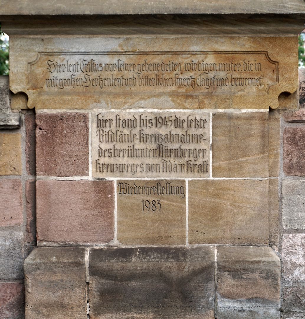 7. Kreuzwegstation obere Inschrift: Hier leyt Cristus vor seiner gebenedeiten wirdigen muter, die in mit großen Hertzenleyt und bitterlichen smertz claget und beweynet