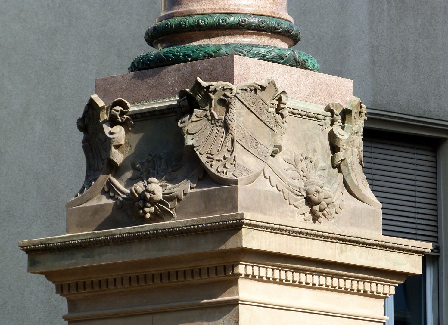 Siegessäule Postament mit Nürnberger Wappen und Girlanden