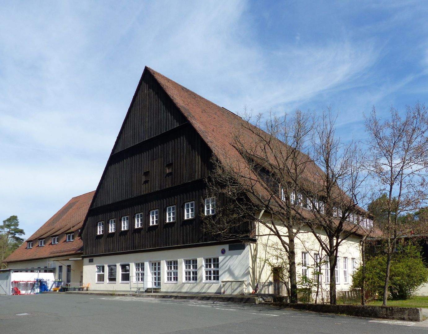 Arbeiterunterkünfte (heute August-Meier-Siedlung) Verbretterter Giebel des Haupthauses