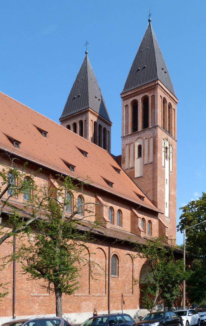 St. Ludwig Ostseite mit Türmen