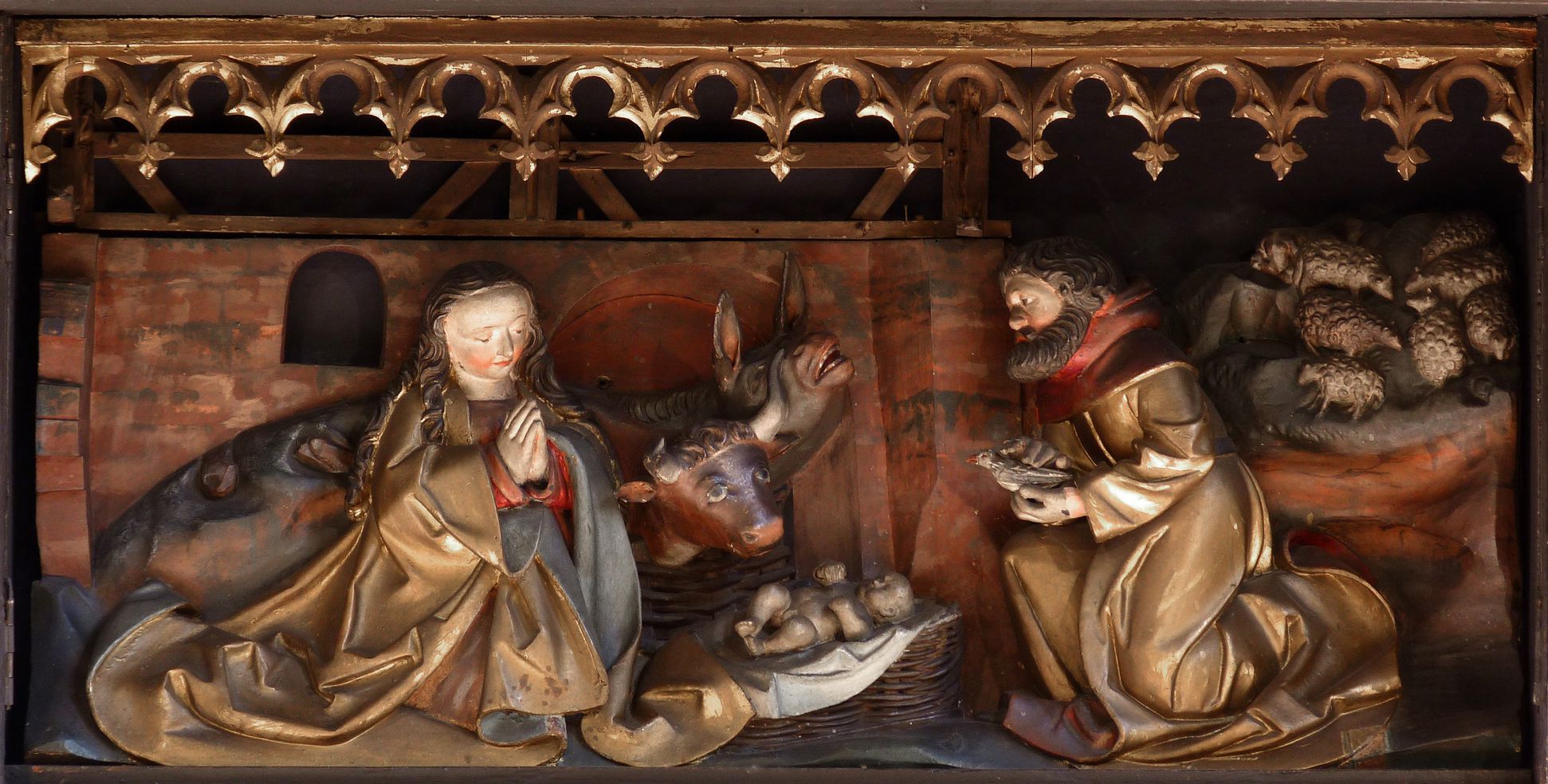 St. Bartholomäus, Hochaltar Predellaschrein mit neugotischem Kleeblattfries,  Darstellung der Anbetung des Kindes