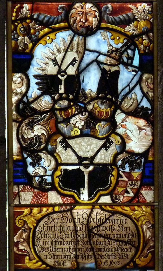 St. Jobst Glasgemälde im Chor, Wappenschild des Pflegers Johann Carl Schlüßelfelder mit Helmzier und Innschriftskartusche, 1693