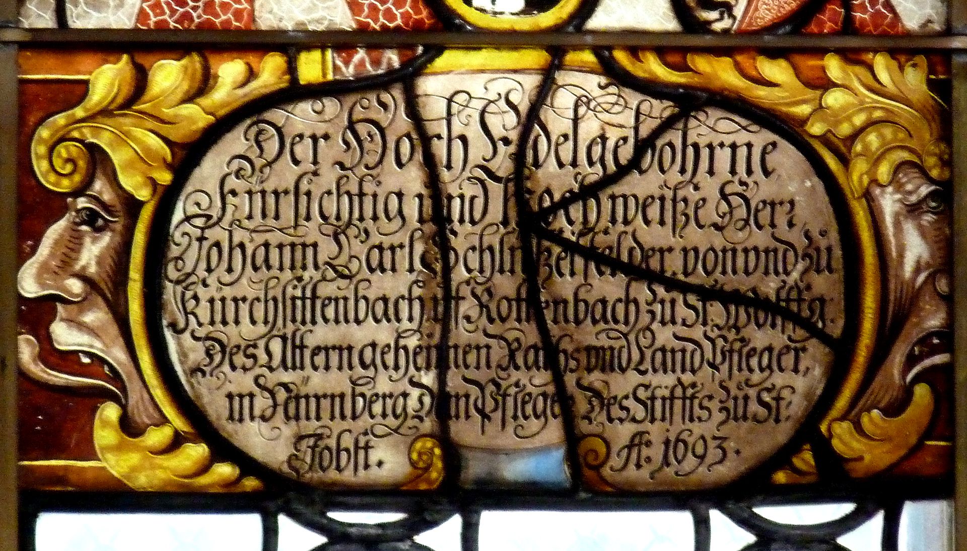 St. Jobst Glasgemälde im Chor, Wappenschild des Pflegers Johann Carl, Innschriftskartusche , 1693