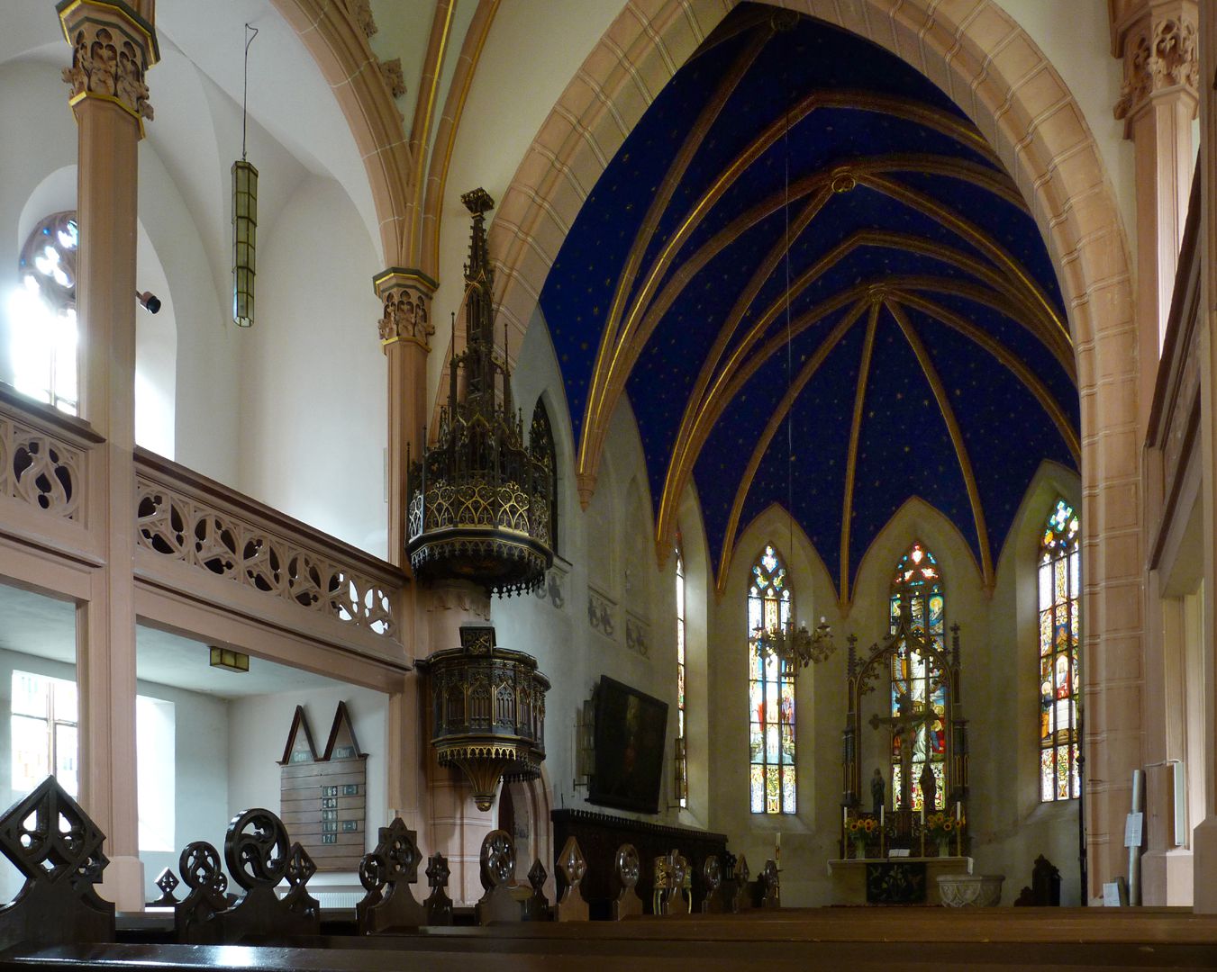 Stadtkirche St. Peter (Sonneberg) Hauptschiff mit Blick auf Kanzel und Chormündung