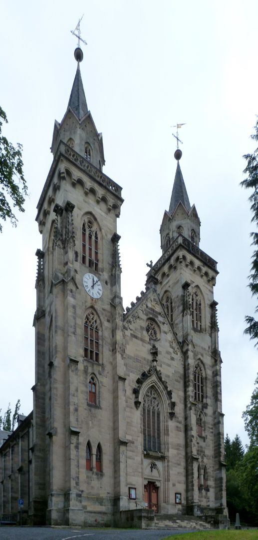 Stadtkirche St. Peter (Sonneberg) Schrägansicht der Doppelturmfront