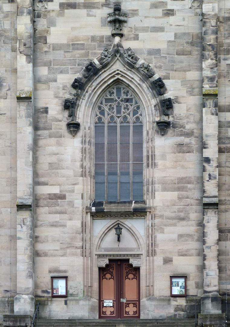 Stadtkirche St. Peter (Sonneberg) Achsennische mit Fassadenfenster und Portal