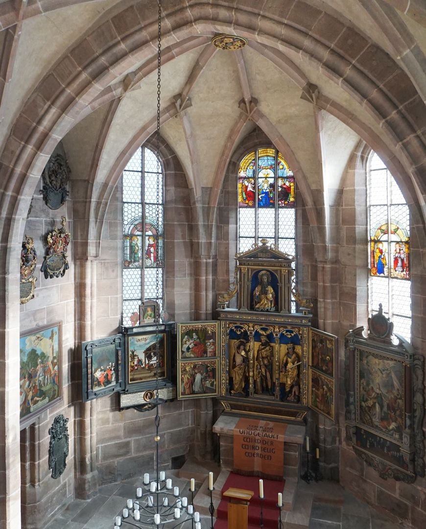 Dürersche Stiftungstafel Blick in der Chor der Rochuskapelle, Stiftungstafel direkt nördlich vom Hauptaltar