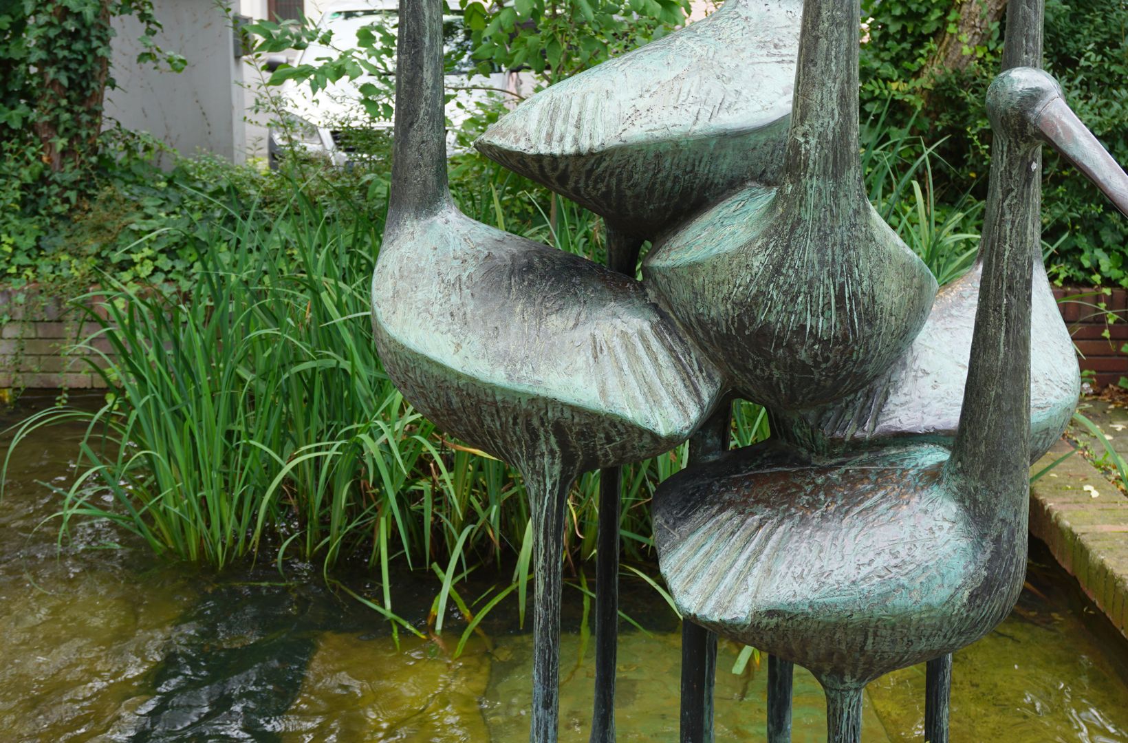 Storchenbrunnen Detailansicht mit Storchenkörpern von Osten
