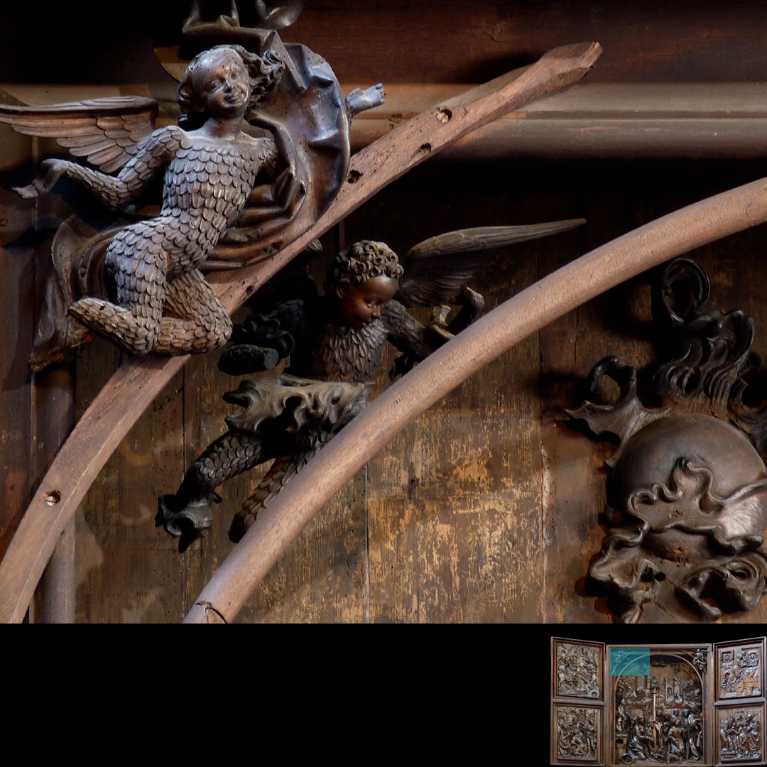Marien-Altar Schrein, oberer linker Zwickel mit Überstabung und Engelfiguren