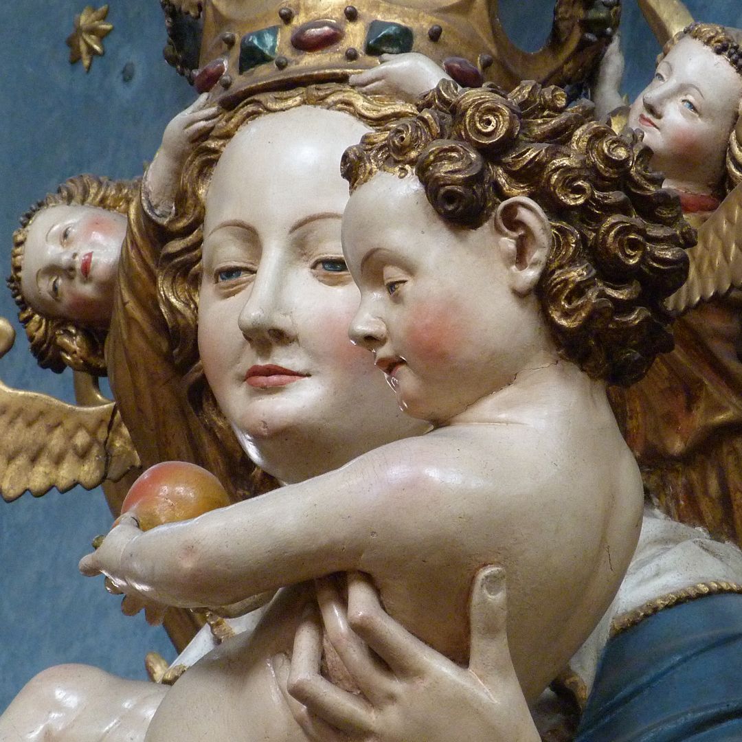 Strahlenkranzmadonna (Deichsler - Madonna) seitliche Detailansicht, Maria und Jesuskind mit Apfel