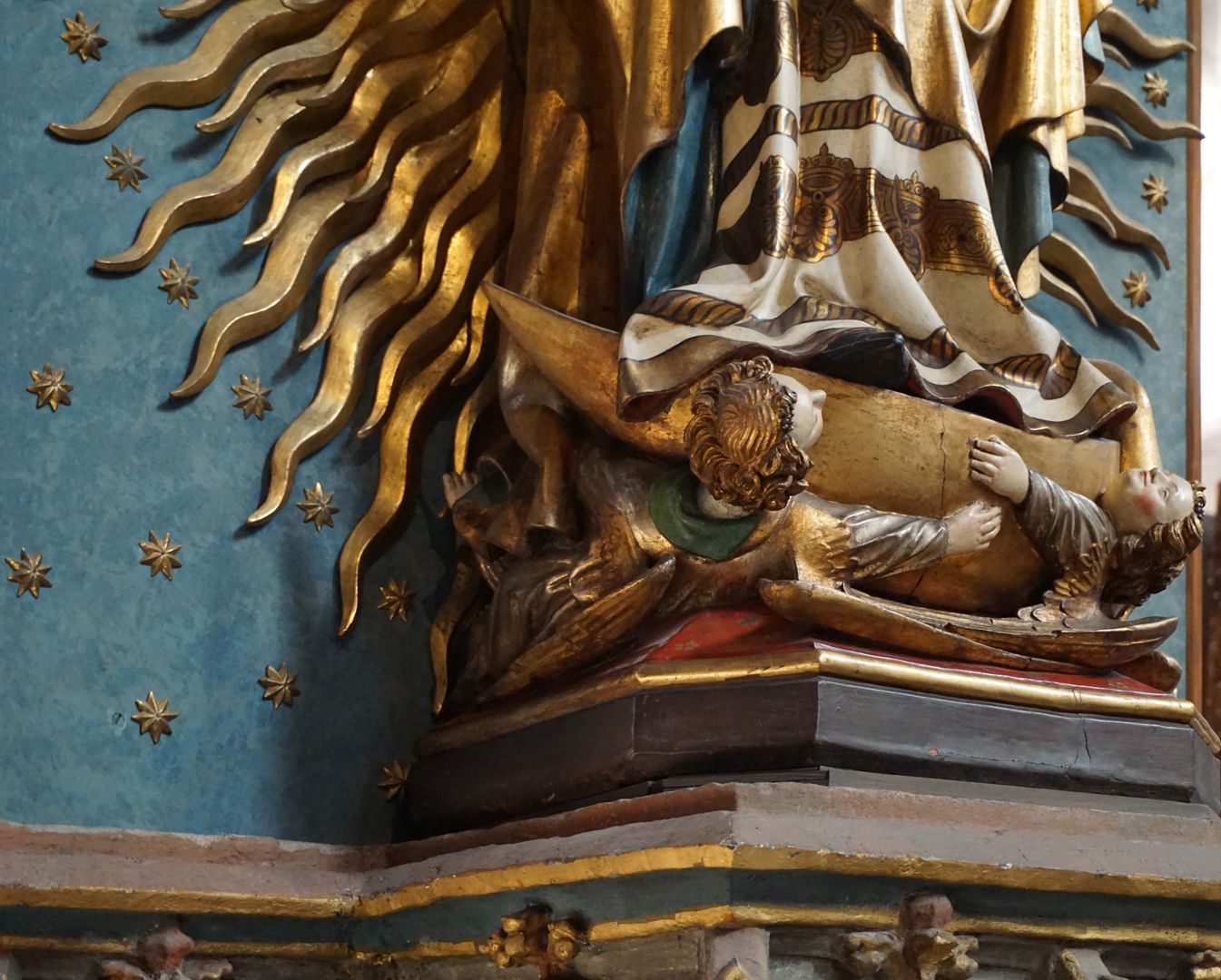 Strahlenkranzmadonna (Deichsler - Madonna) Zwei Engel halten ein goldene Mondsichel