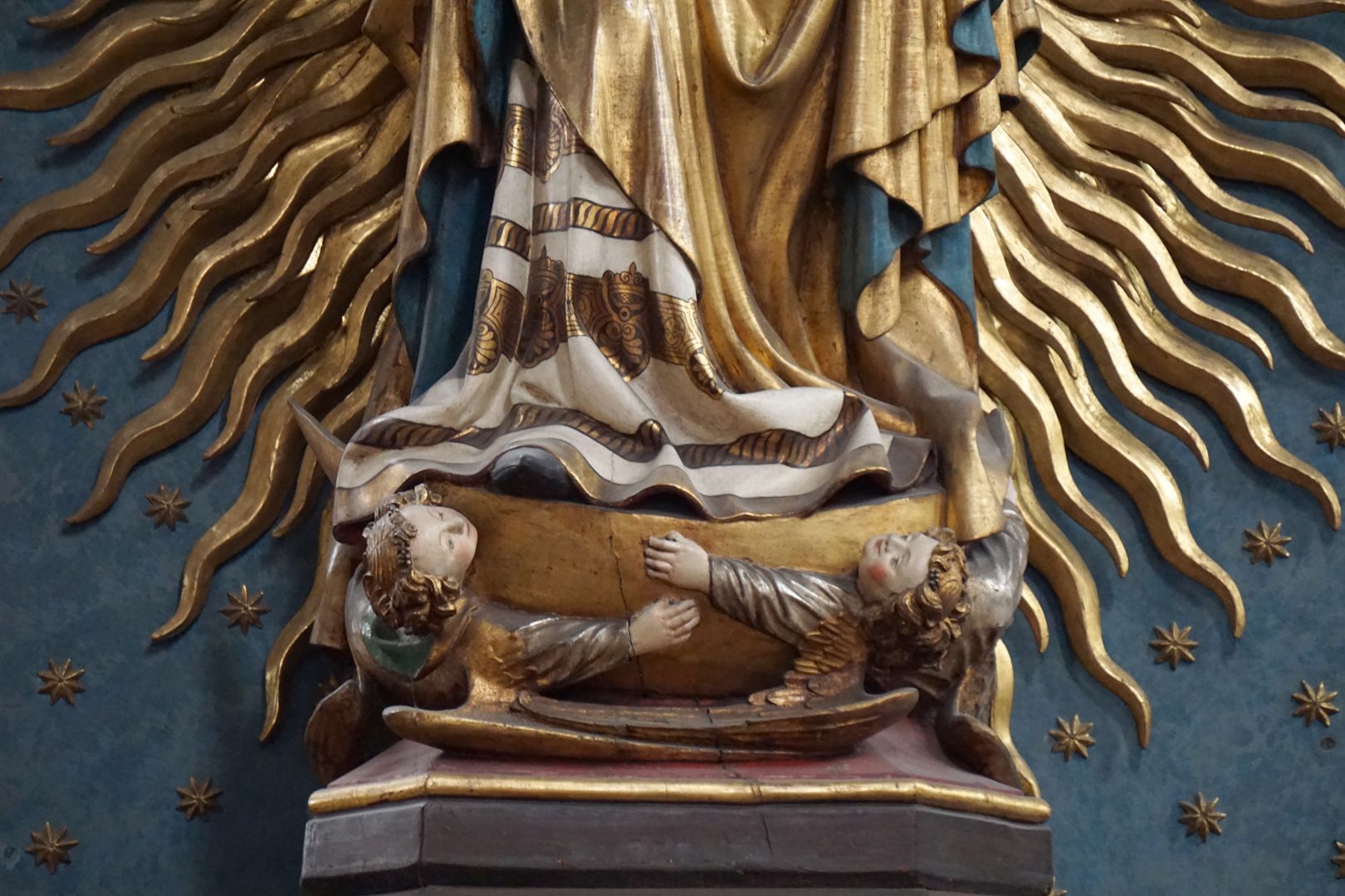 Strahlenkranzmadonna (Deichsler - Madonna) Zwei Engel halten die goldene Mondsichel