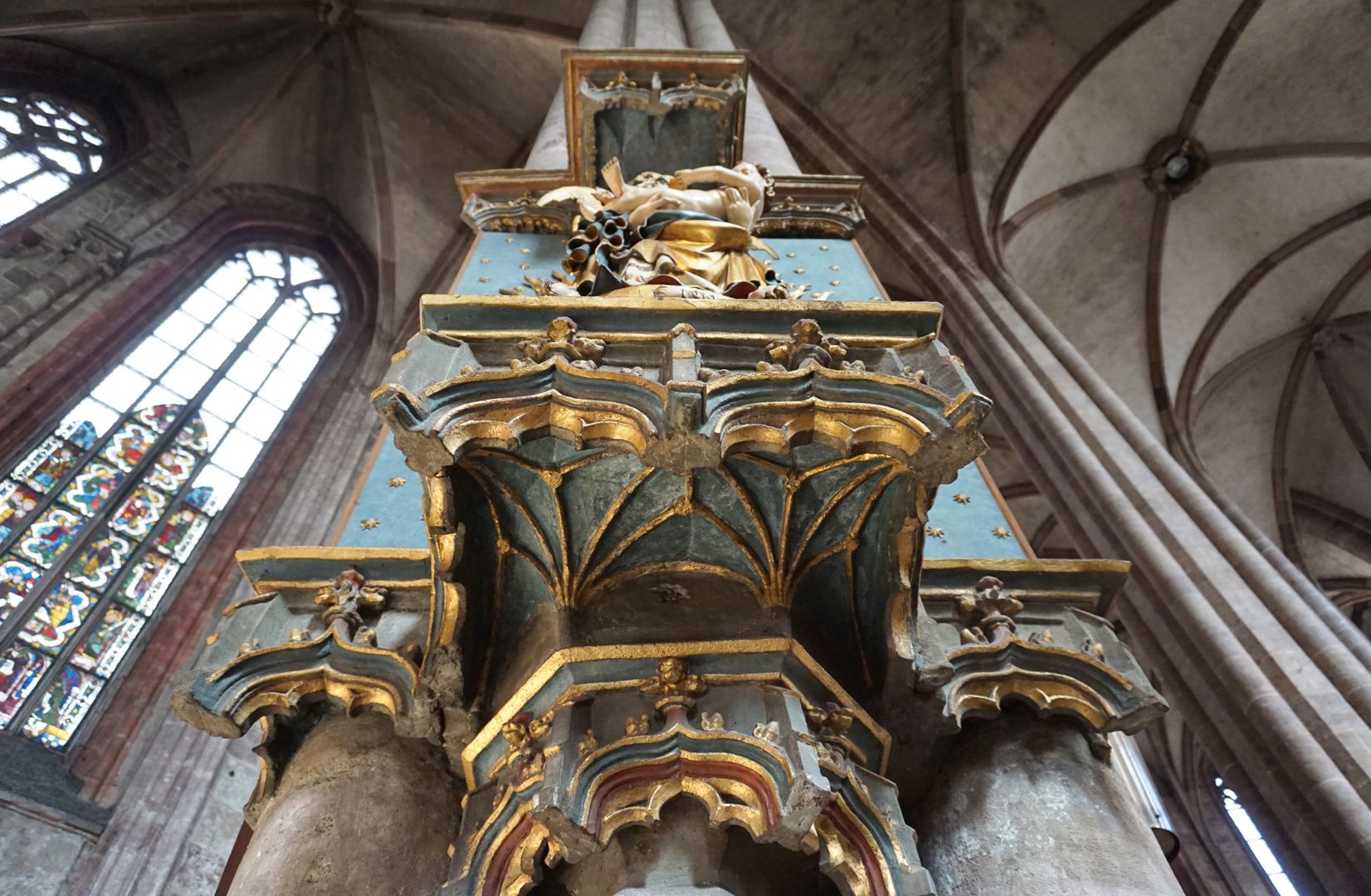 Strahlenkranzmadonna (Deichsler - Madonna) Baldachin und Konsole aus der Froschperspektive