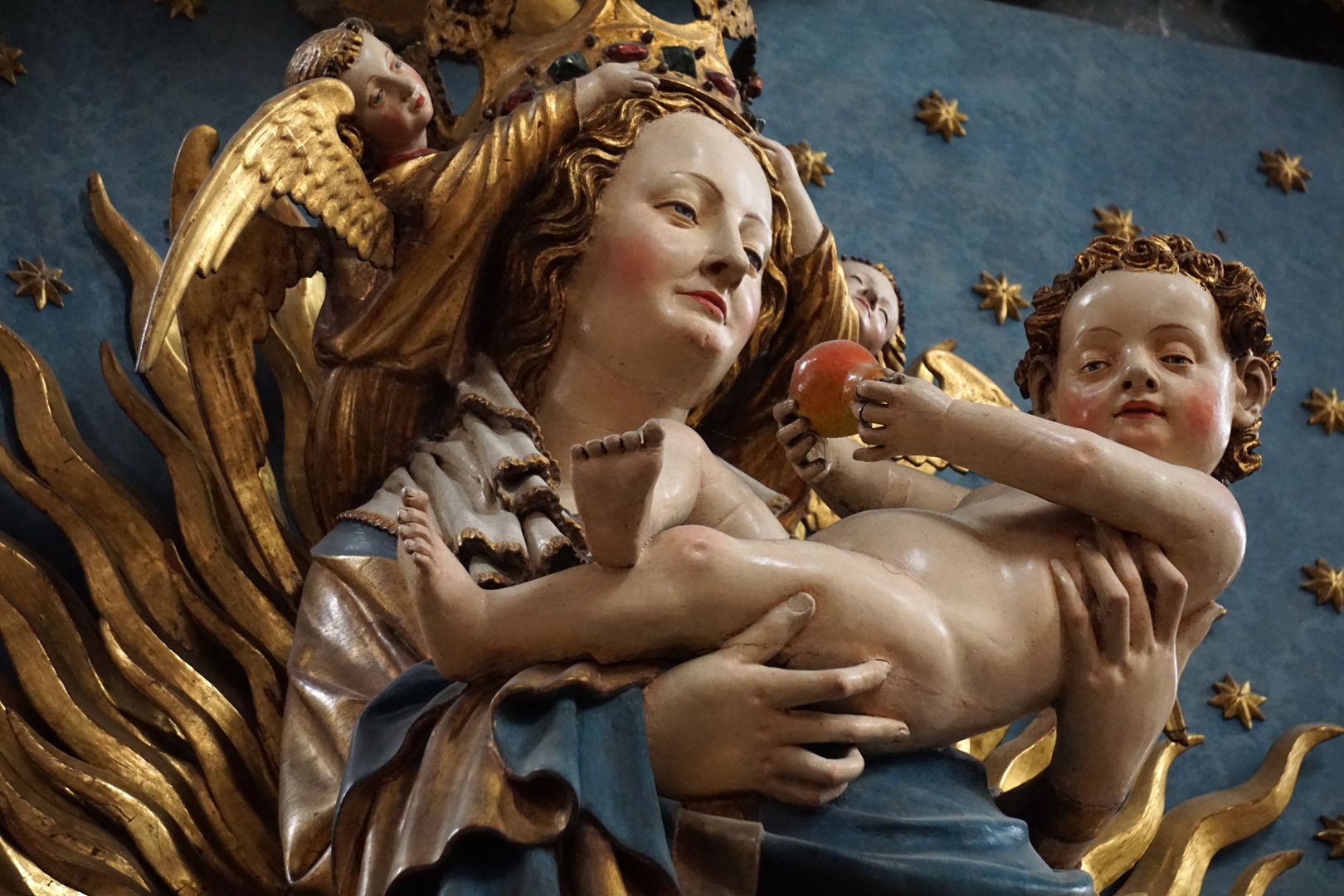 Strahlenkranzmadonna (Deichsler - Madonna) Maria hält das Jesuskind, Schrägansicht von unten