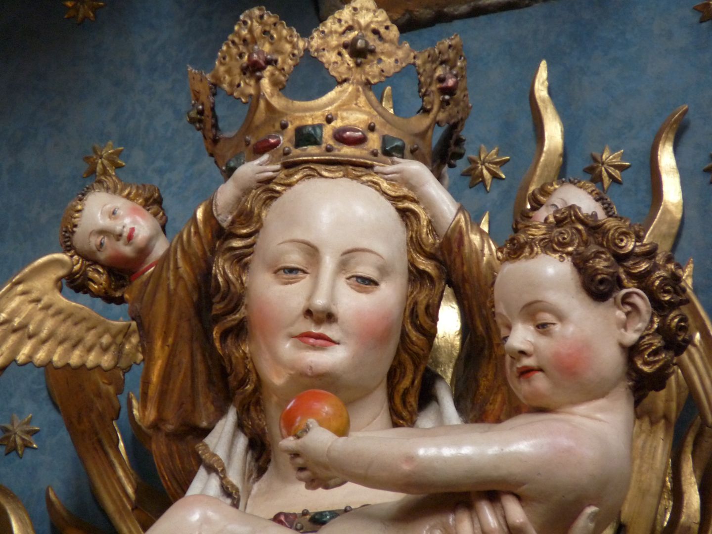 Strahlenkranzmadonna (Deichsler - Madonna) Detailansicht, Maria und Jesuskind mit Apfel