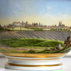 <Tasse mit Nürnberg-Ansicht von Südwesten (links, im Westen, die Kirche St. Leonhard)