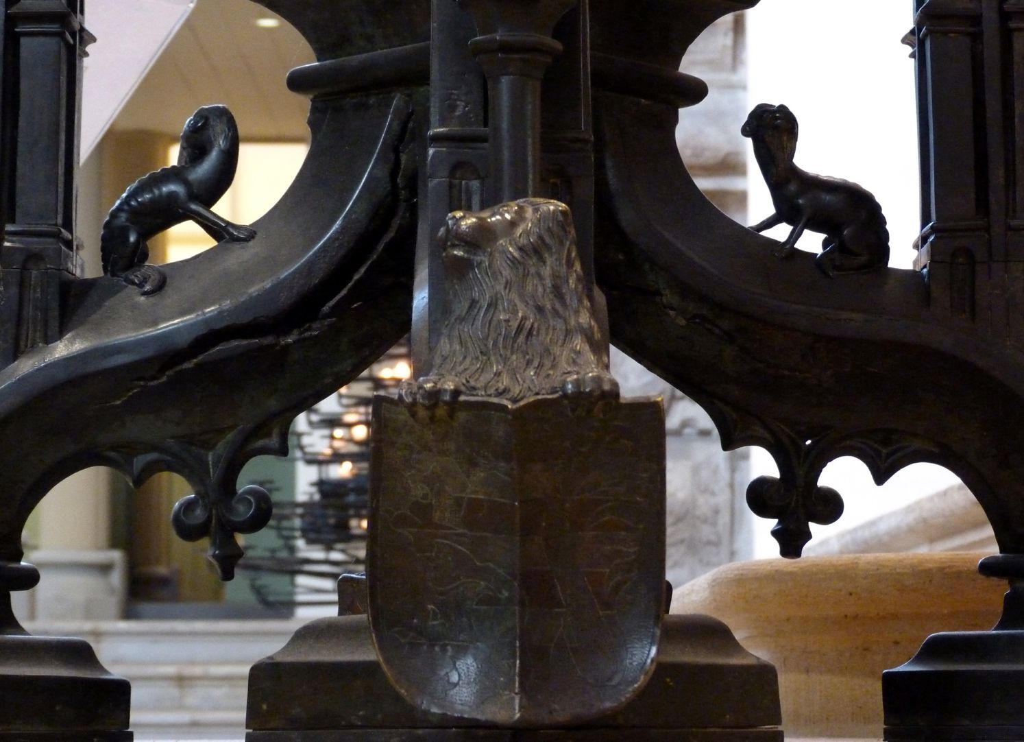 Taufbecken Löwe an einem Pfeilerfuß mit Thüringer Wappen