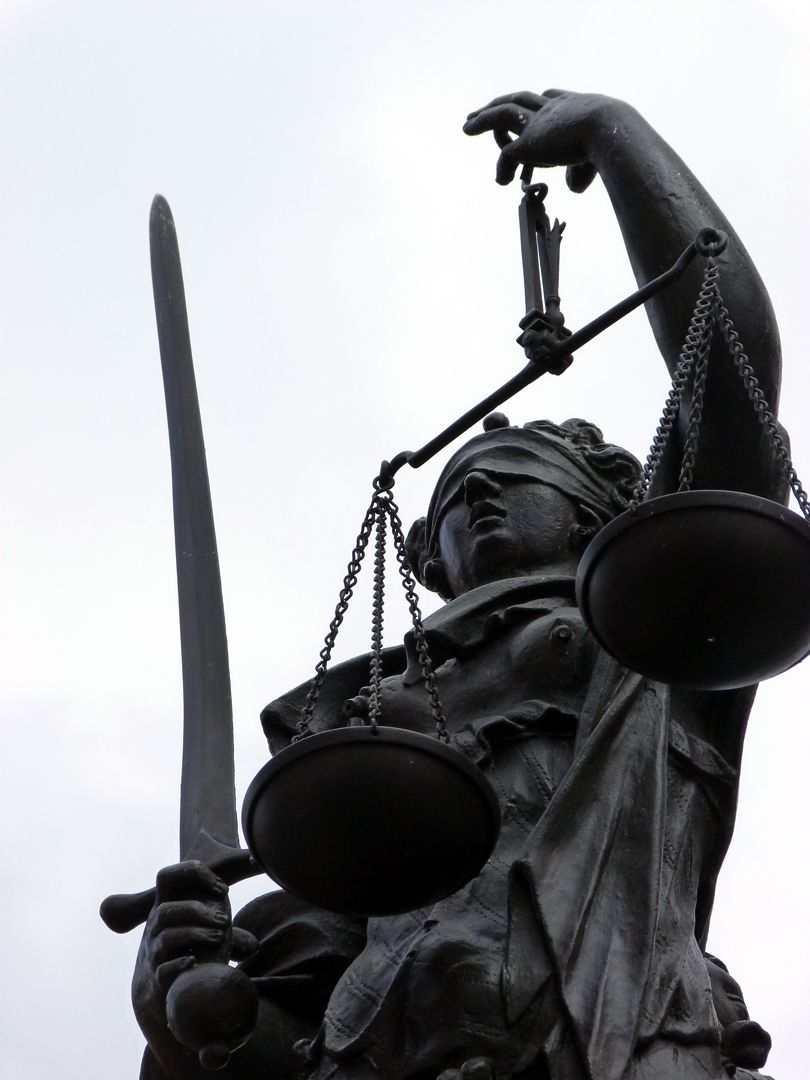 Tugendbrunnen Die Gerechtigkeit mit verbundenen Augen, dem Schwert und der Waage, Detailansicht.