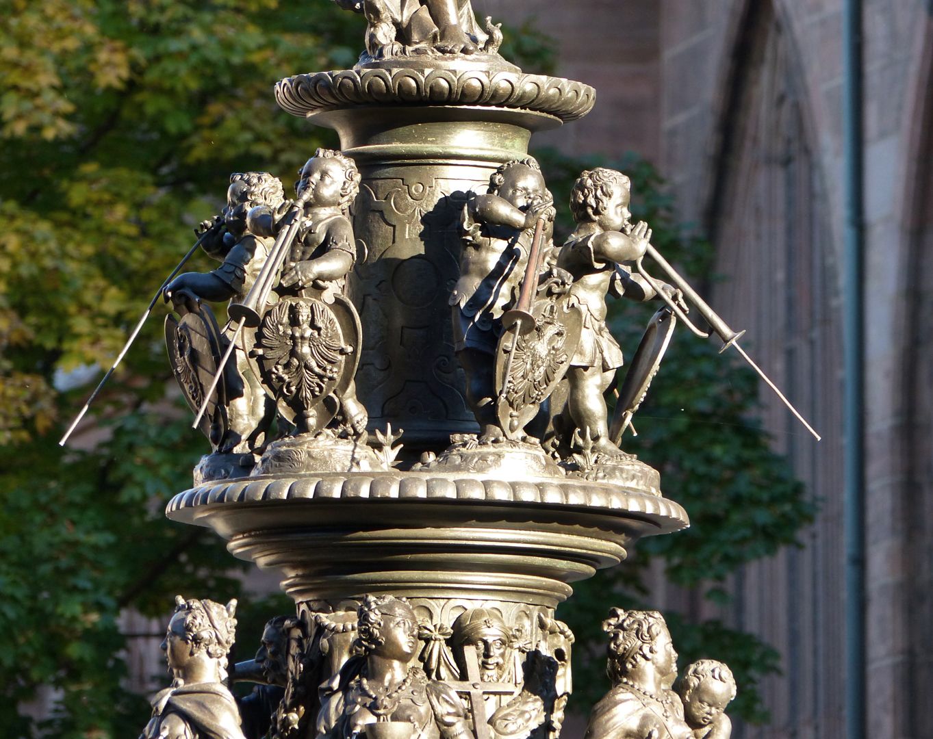 Tugendbrunnen Posauneblasende Knaben mit Wappenschilden