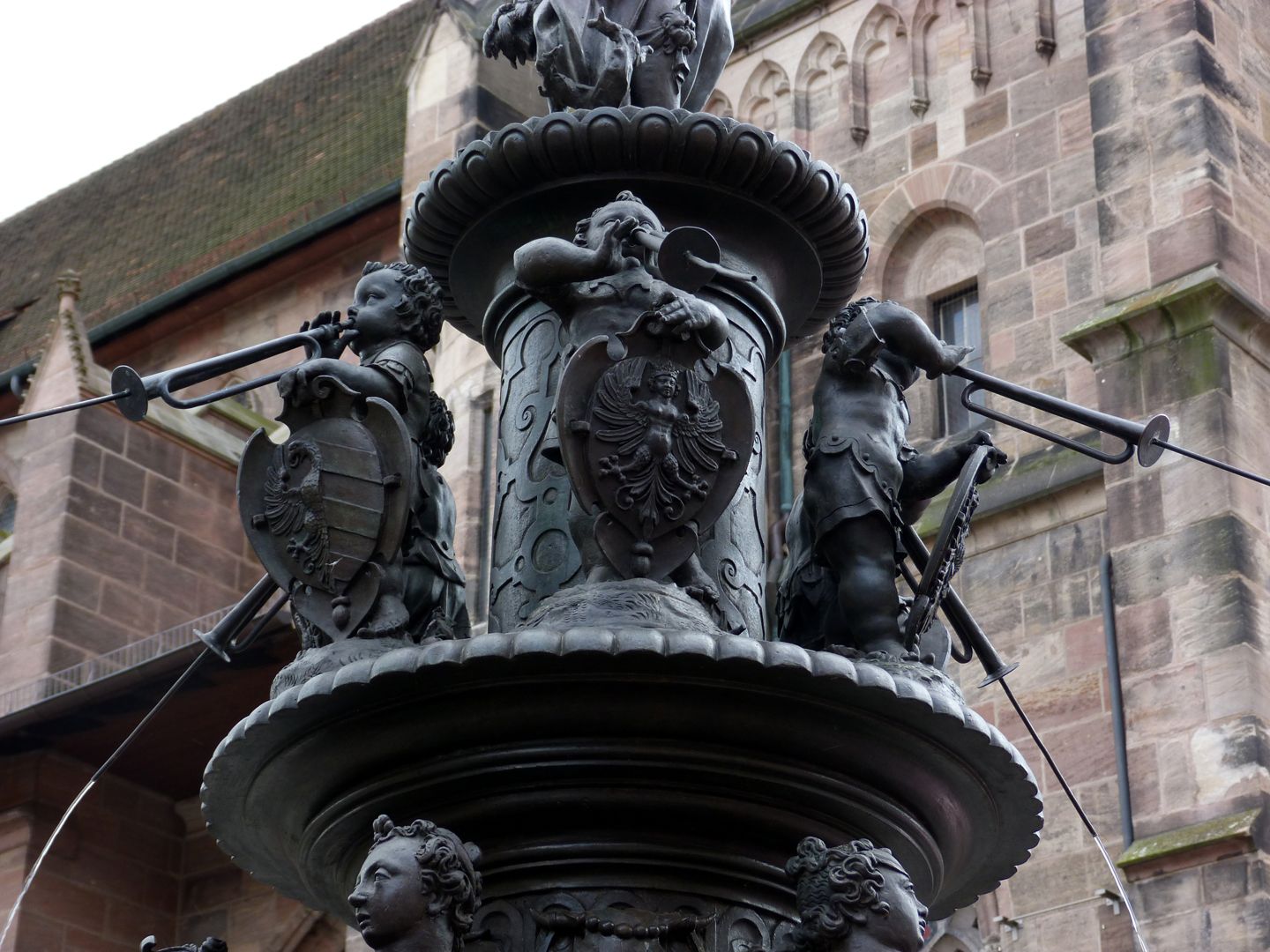 Tugendbrunnen Posauneblasende Knaben mit Wappenschilden