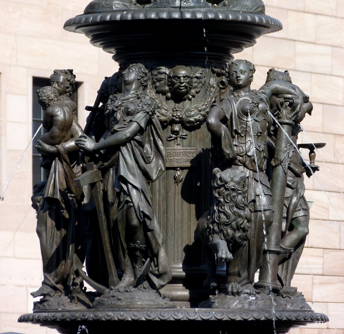 Tugendbrunnen In der Mitte, die Tugend der Hoffnung mit einem Anker und die Tugend der Tapferkeit mit einer Säule und einem Löwen