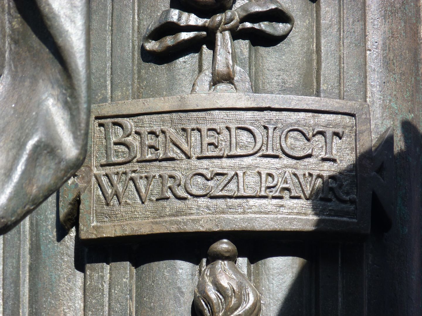 Tugendbrunnen Schild am Mittelpfeiler des Brunnens mit dem Namen: BENEDICT WVRCZLPAVR