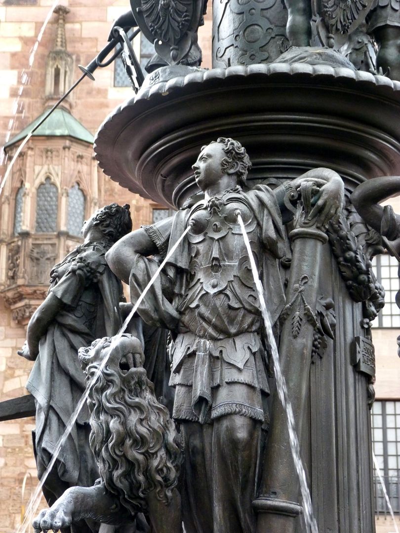 Tugendbrunnen Tugend der Tapferkeit (Fortitudo), welche eine Säule hält, mit Löwen