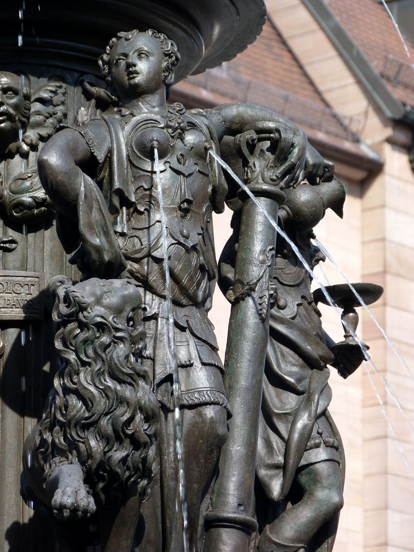 Tugendbrunnen Tugend der Tapferkeit (Fortitudo), welche eine Säule hält, mit Löwen