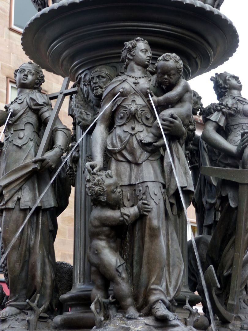 Tugendbrunnen Mittig die Tugend der Liebe mit zwei Kindern