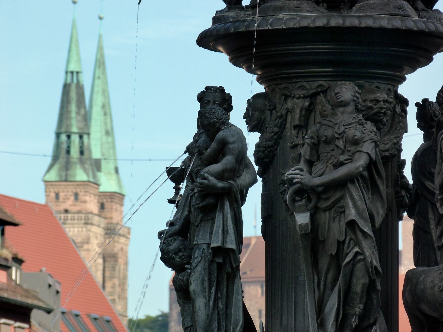 Tugendbrunnen links die Tugend der Liebe mit zwei Kinder / rechts die Tugend der Hoffnung mit einem Anker