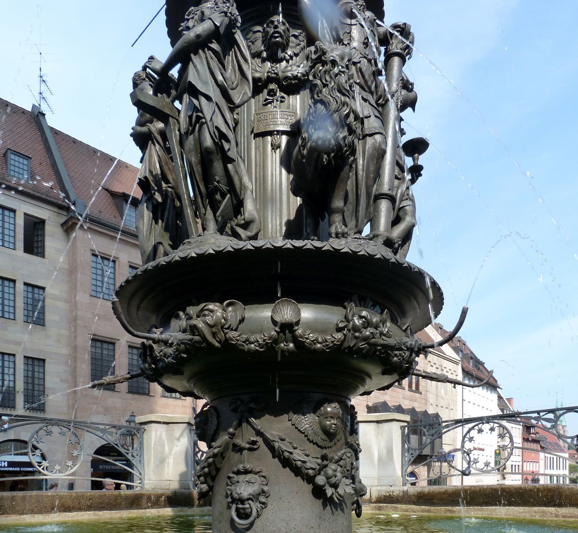Tugendbrunnen Der Schaft des Pfeilers geschmückt mit Girlanden, Engelsköpfen, Muscheln und Masken.