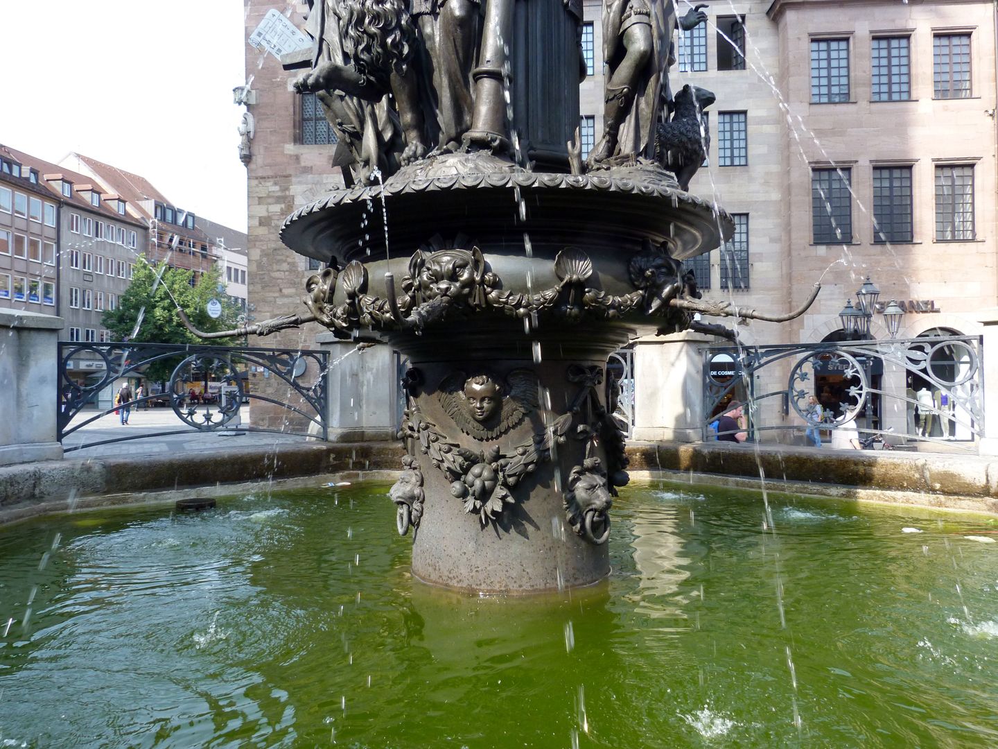 Tugendbrunnen Der Schaft des Pfeilers geschmückt mit Girlanden, Engelsköpfen, Muscheln und Masken.