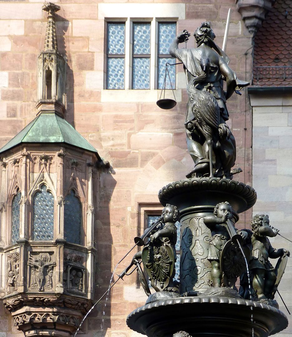 Tugendbrunnen Chörlein des Nassauer Hauses mit den beiden oberen Etagen des Brunnens
