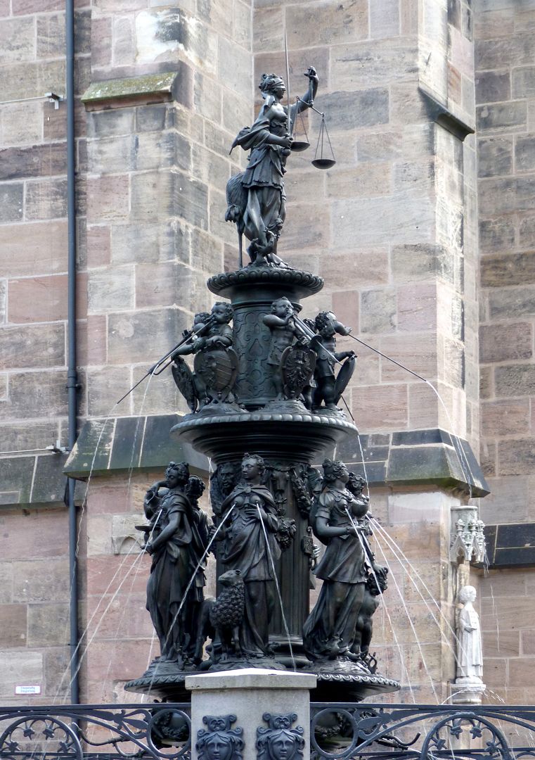 Tugendbrunnen Dreigeschossiger Brunnenpfeiler