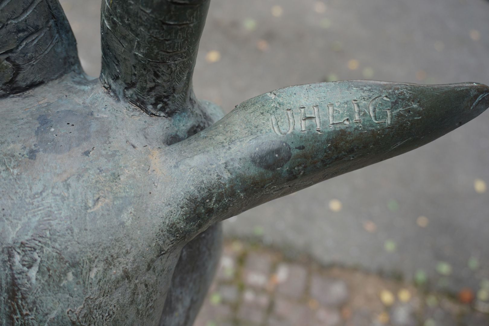 Brucker Geiss Künstlersignatur am Ohr