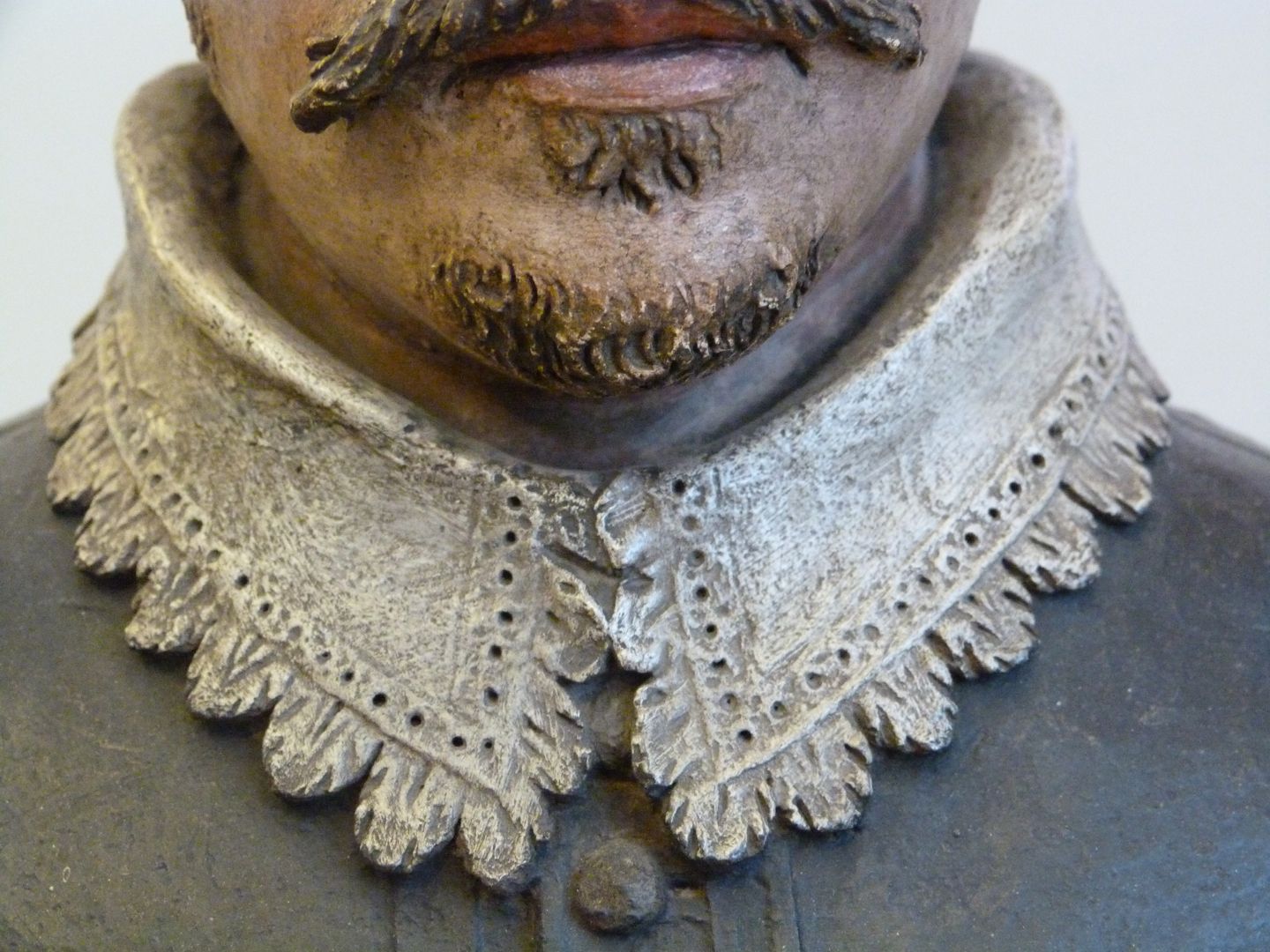 Büste eines Unbekannten Kragen