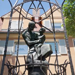 Father-and son-fountain