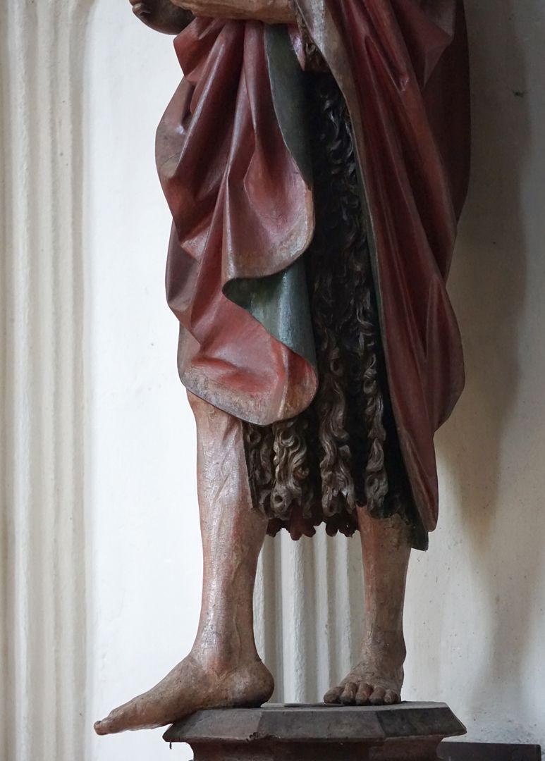 Johannes der Täufer Gewand und Beine, seitliche Ansicht