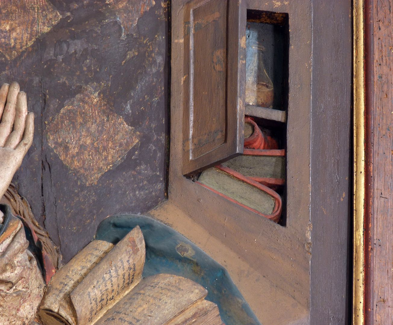 Reliefs einer Verkündigung Mariens Detail, Bücherschrank