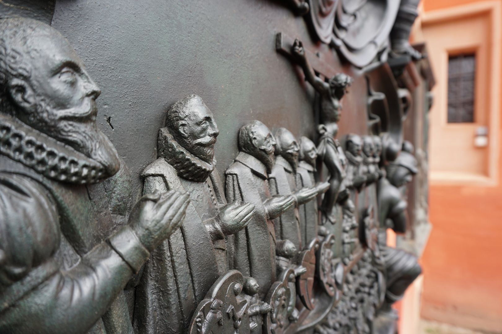 Epitaph des Bartholomäus Viatis Männerseite mit beilehnenden Wappen
