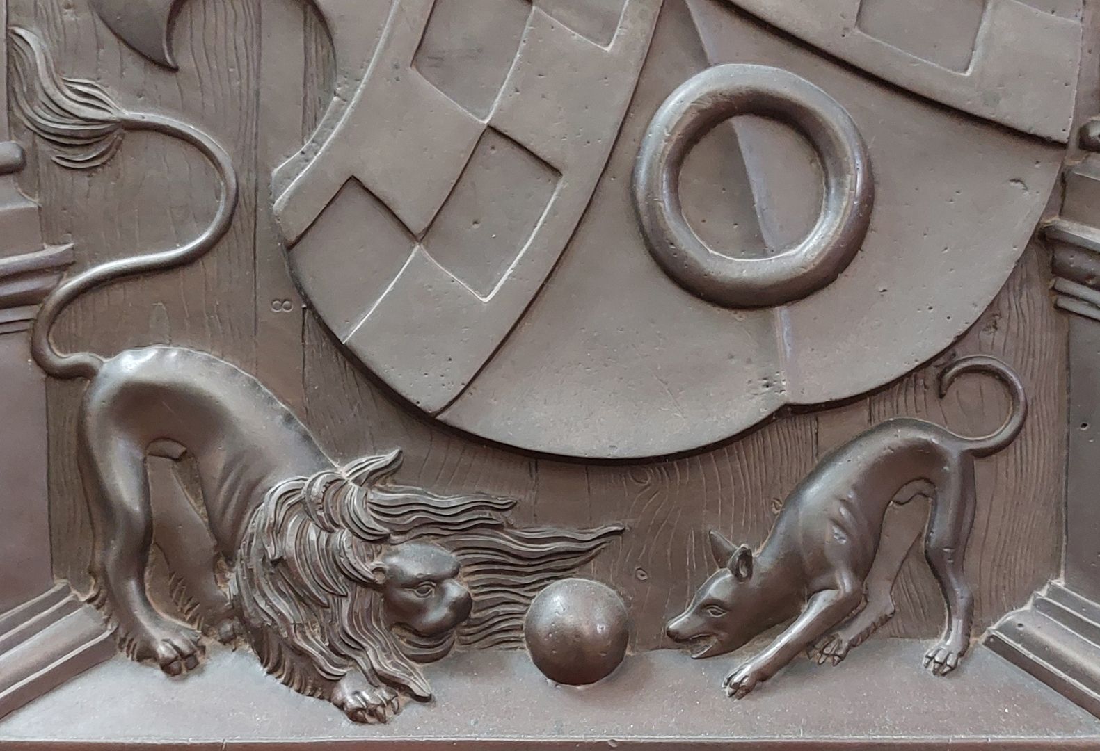 Grabplatte des Godert Wigerinck Löwe und Hund spielen mit einem Ball