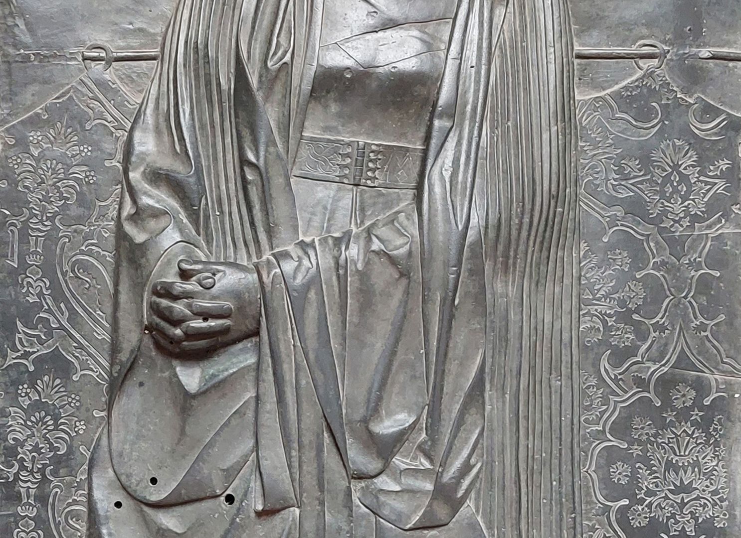 Grabplatte der Herzogin Sophia von Mecklenburg, Prinzessin von Pommern Detailansicht mit Faltenwurf des Gewandes und zum Gebet gefalteten Händen (in den Montagelöchern war vermutlich ein Rosenkranz befestigt)