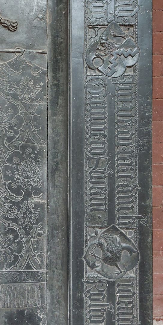 Grabplatte der Herzogin Sophia von Mecklenburg, Prinzessin von Pommern rechte mittlere Plattenpartie, oben mit dem Wappen von Rügen, unten mit dem Wappen von Usedom (Fischgreif)