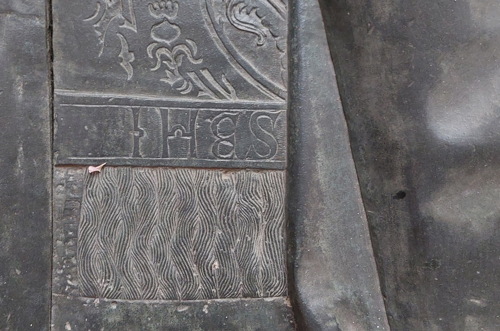 Grabplatte der Herzogin Sophia von Mecklenburg, Prinzessin von Pommern linke mittlere Plattenpartie, Vorhangmuster und Inschrift "IHES"