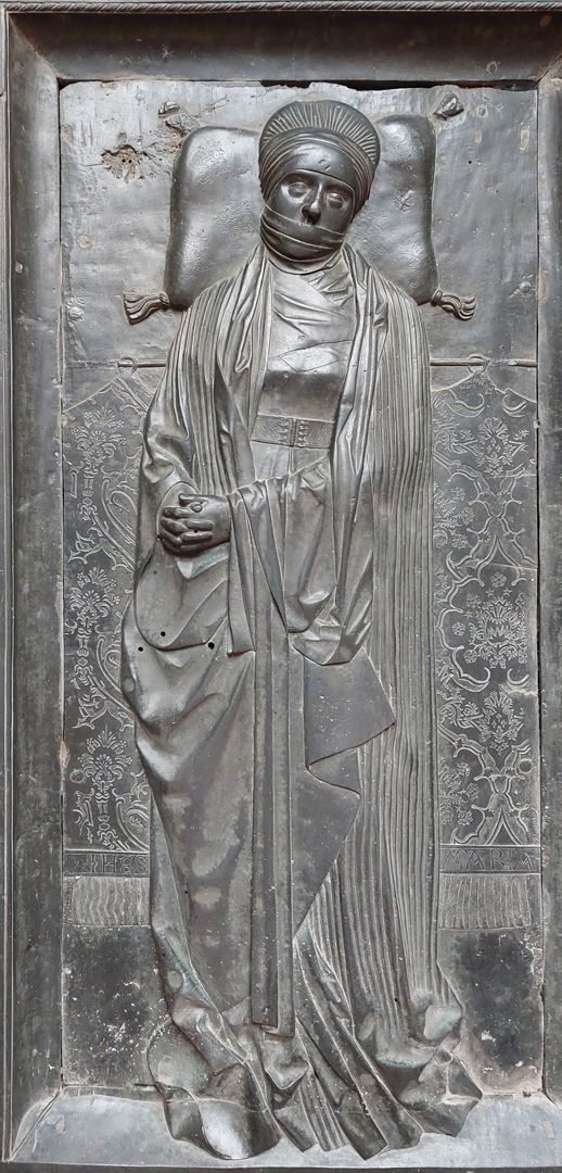 Grabplatte der Herzogin Sophia von Mecklenburg, Prinzessin von Pommern Darstellung des stehenden (?) ruhenden (?) Körpers der Herzogin von Mecklenburg mit einem Kopfkissen