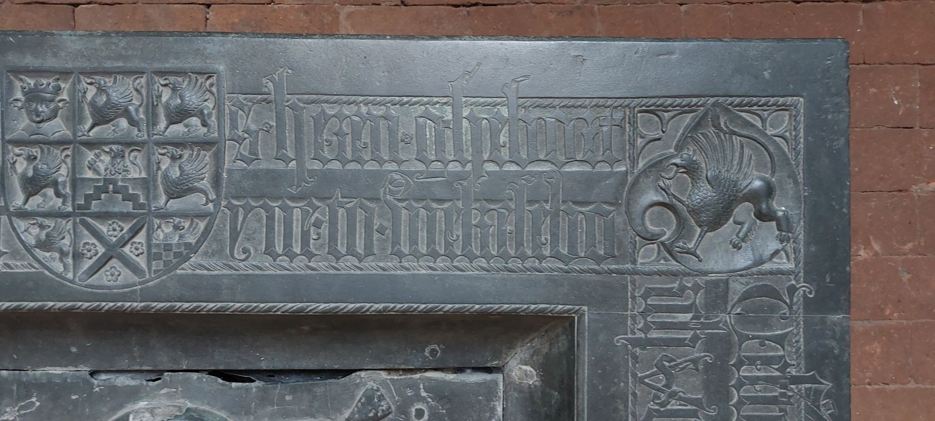 Grabplatte der Herzogin Sophia von Mecklenburg, Prinzessin von Pommern obere rechte Ecke mit dem mecklenburgischen Herzogswappen und dem Greif des Wappens von Kassuben