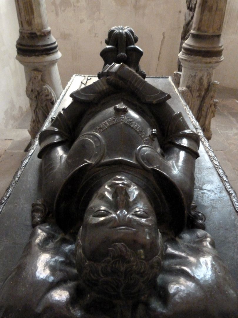 Tumba des Grafen Hoyer VI. v. Mansfeld-Vorderort (Zuschreibung) Liegefigur, vom Kopf aus gesehen