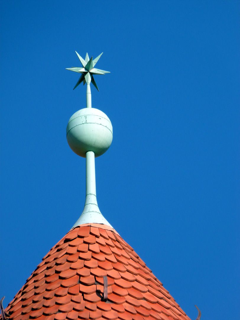 Peter-Vischer-Schule Kegeldach mit Knaufkugel und Stern