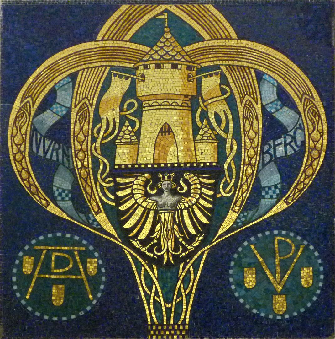 ehem. Bayerische Landesgewerbeanstalt (Gewerbemuseum) Großes Nürnberger Stadtwappen (Jungfrauenadler), Mosaik von Julius Diez für die Landesausstellung 1906 in Nürnberg, flankiert von zwei Kreisen mit Initialen AD für Albrecht Dürer und PV für Peter Vischer